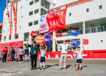 “我们全家登上了雪龙2号中国极地考察船！”