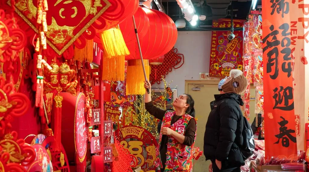 1月16日,黑龙江哈尔滨一商城年货市场专区,市民在选购新春饰品。中国农历新年临近,哈尔滨市民在商城内挑选灯笼、对联、中国结、“福”字等春节用品,以迎接甲辰龙年的到来。