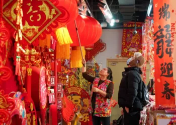 1月16日，黑龙江哈尔滨一商城年货市场专区，市民在选购新春饰品。中国农历新年临近，哈尔滨市民在商城内挑选灯笼、对联、中国结、“福”字等春节用品，以迎接甲辰龙年的到来。
