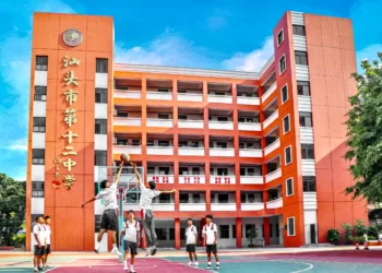 以家国情怀、潮侨文化浸润学生人格