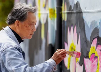 旅居新西兰的华裔壁画家陈人钰与他的“满园芬芳”