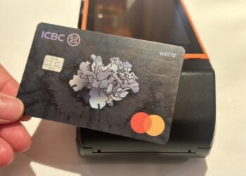 图为中国工商银行发行的全新牡丹万事达白金信用卡。