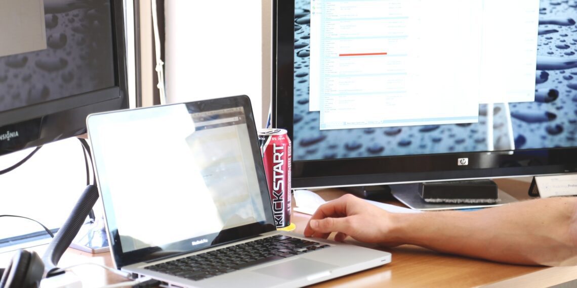 laptop-desk-computer-macbook-writing-apple