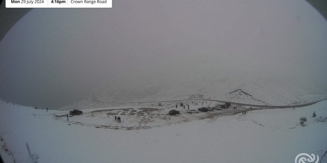 新西兰南岛遭遇强降雨,当局发布降雪和强风警告