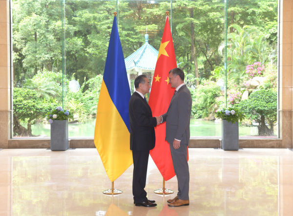 王毅同乌克兰外长库列巴会谈