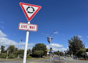 驻新使领馆联合全球自驾游平台“租租车”启动“新西兰自驾安全周”