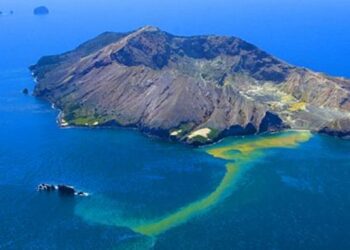 新西兰北岛怀特岛火山发生小规模喷发 航空颜色代码升至橙色