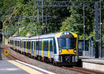 An AT AM class train at Parnell station.