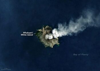 新西兰北岛怀特岛火山灰柱是否预示着更大的事情？