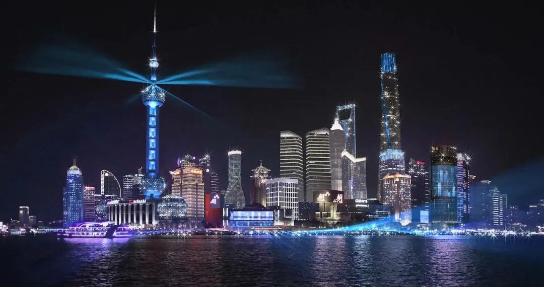 黄浦江东岸上演了以“潮涌东方，光启未来”为主题的光影秀。