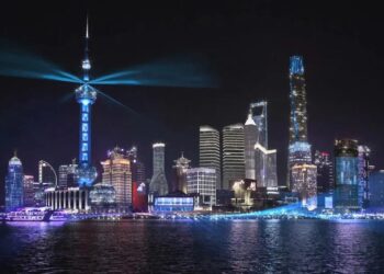 黄浦江东岸上演了以“潮涌东方，光启未来”为主题的光影秀。