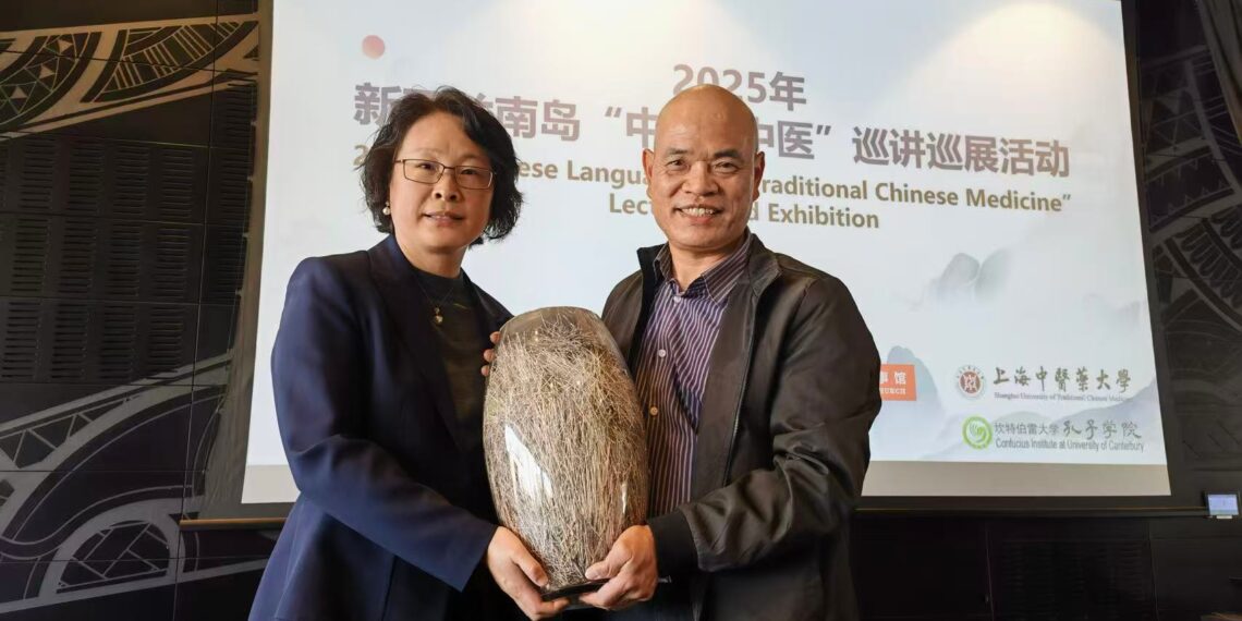 新西兰中医藏品入藏上海中医药大学博物馆