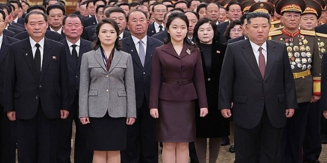 金正恩參謁錦綉山太陽宮 女兒站“C位”