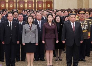 金正恩參謁錦綉山太陽宮　女兒站“C位”