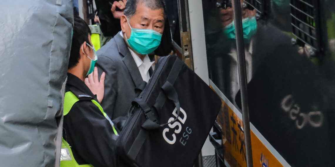 香港前传媒大亨黎智英串謀勾結外國勢力等罪被判囚20年