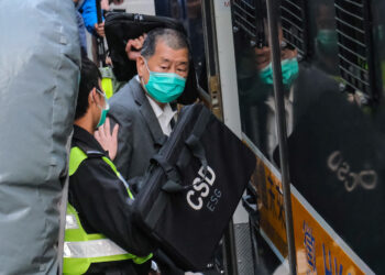 香港前传媒大亨黎智英串謀勾結外國勢力等罪被判囚20年