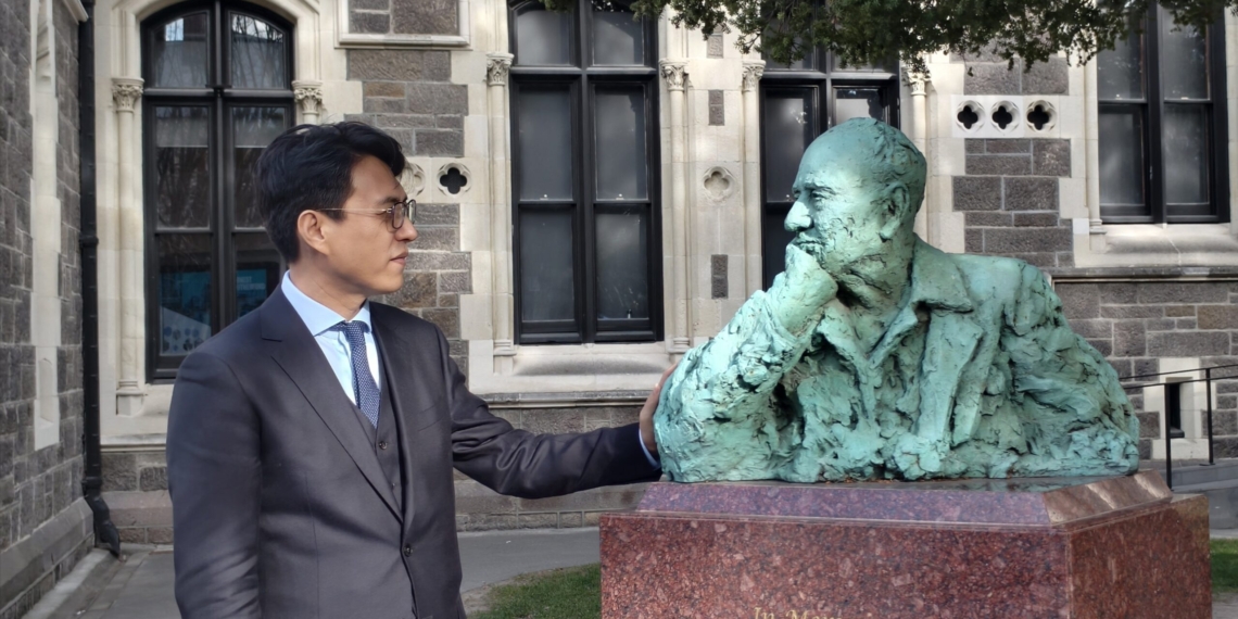 靳东率中国煤矿文工团访新
