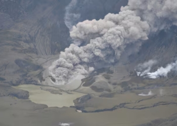 新西兰活火山怀特岛持续喷发