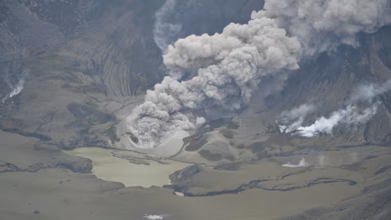 新西兰活火山怀特岛持续喷发